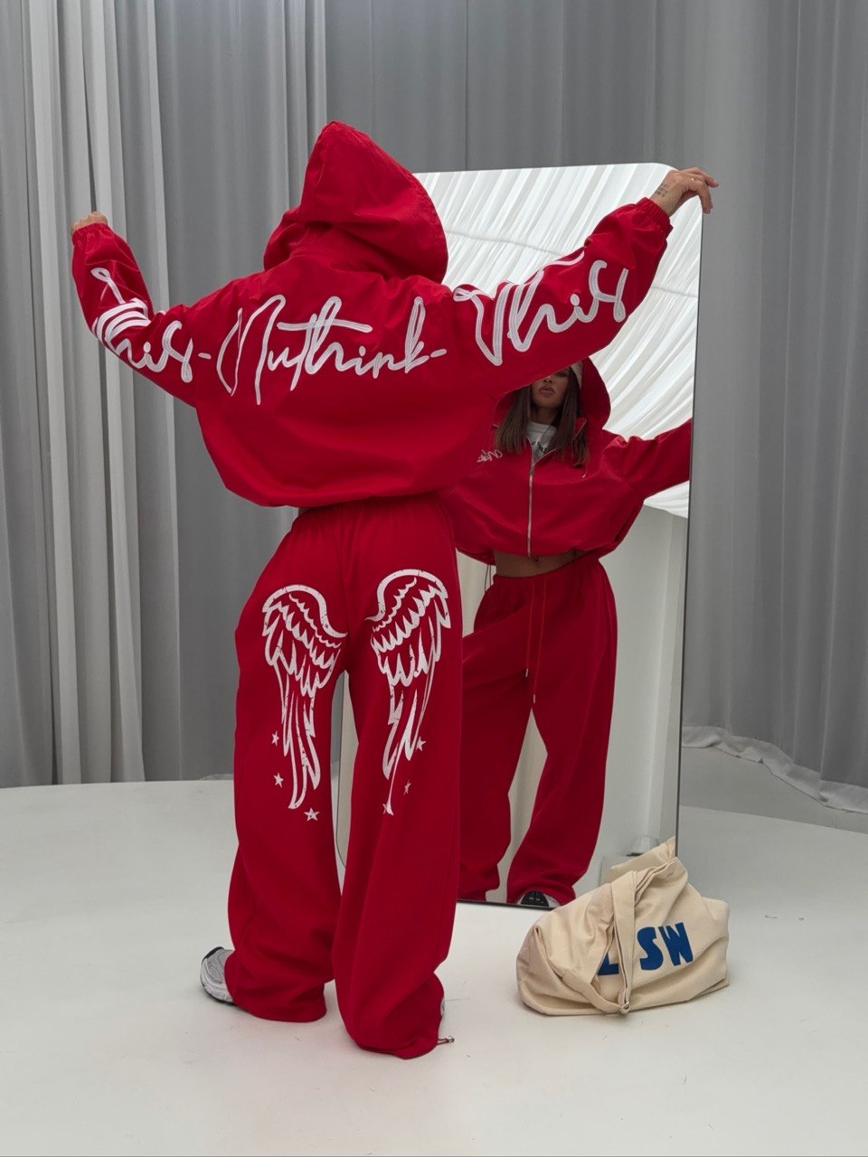 Ветровка с надписью