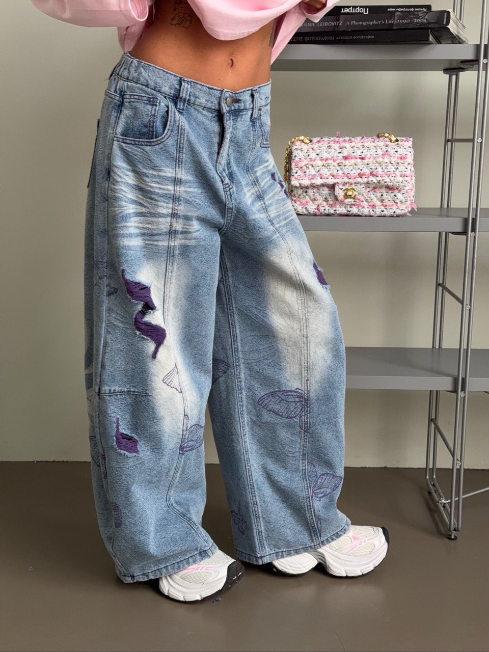 Джинсы рваные с бабочками