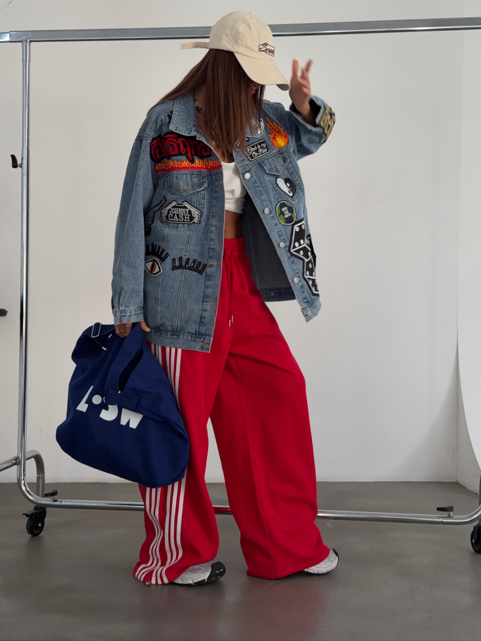 Джинсовая куртка с нашивками