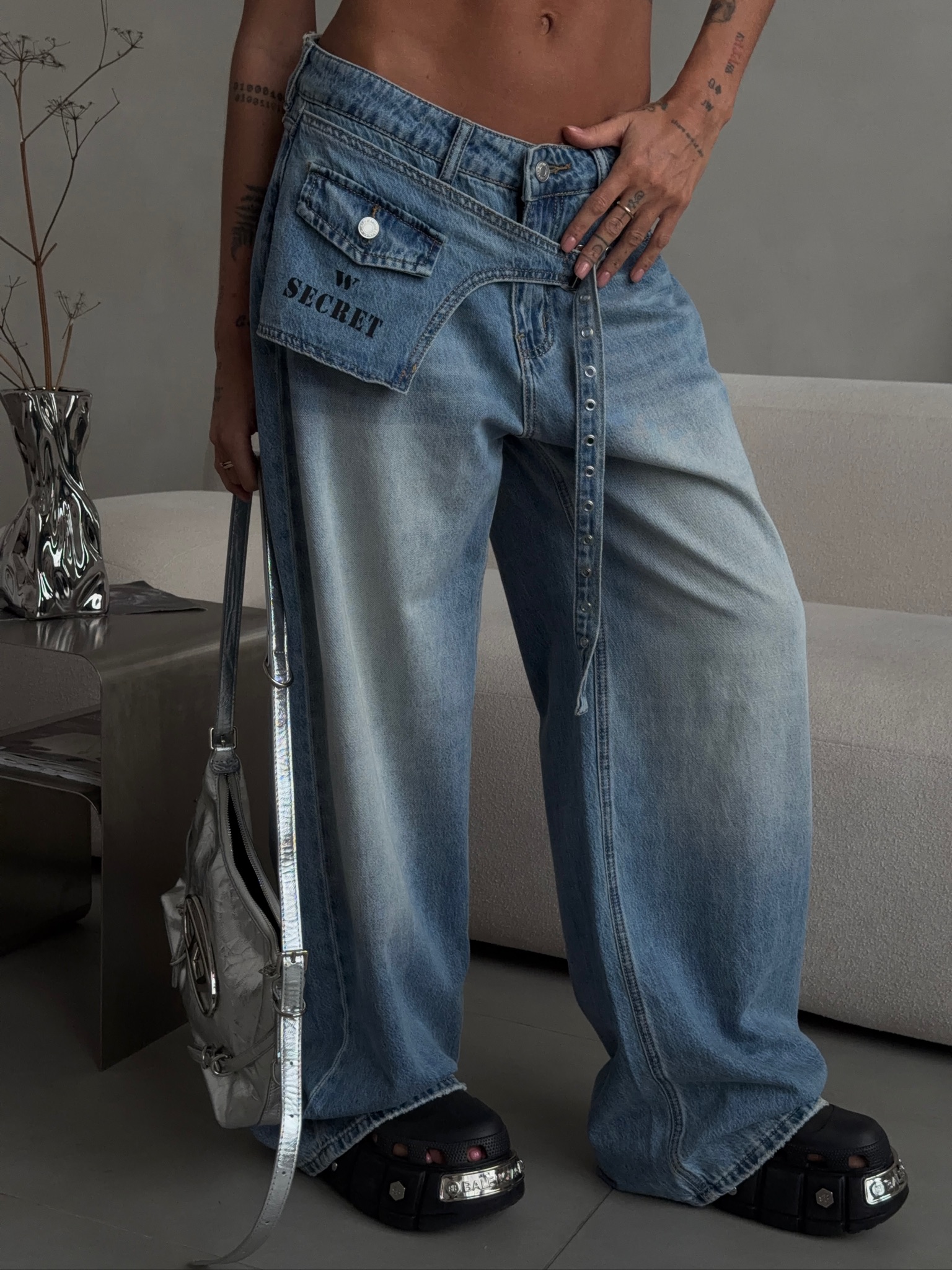 Джинсы с поясом