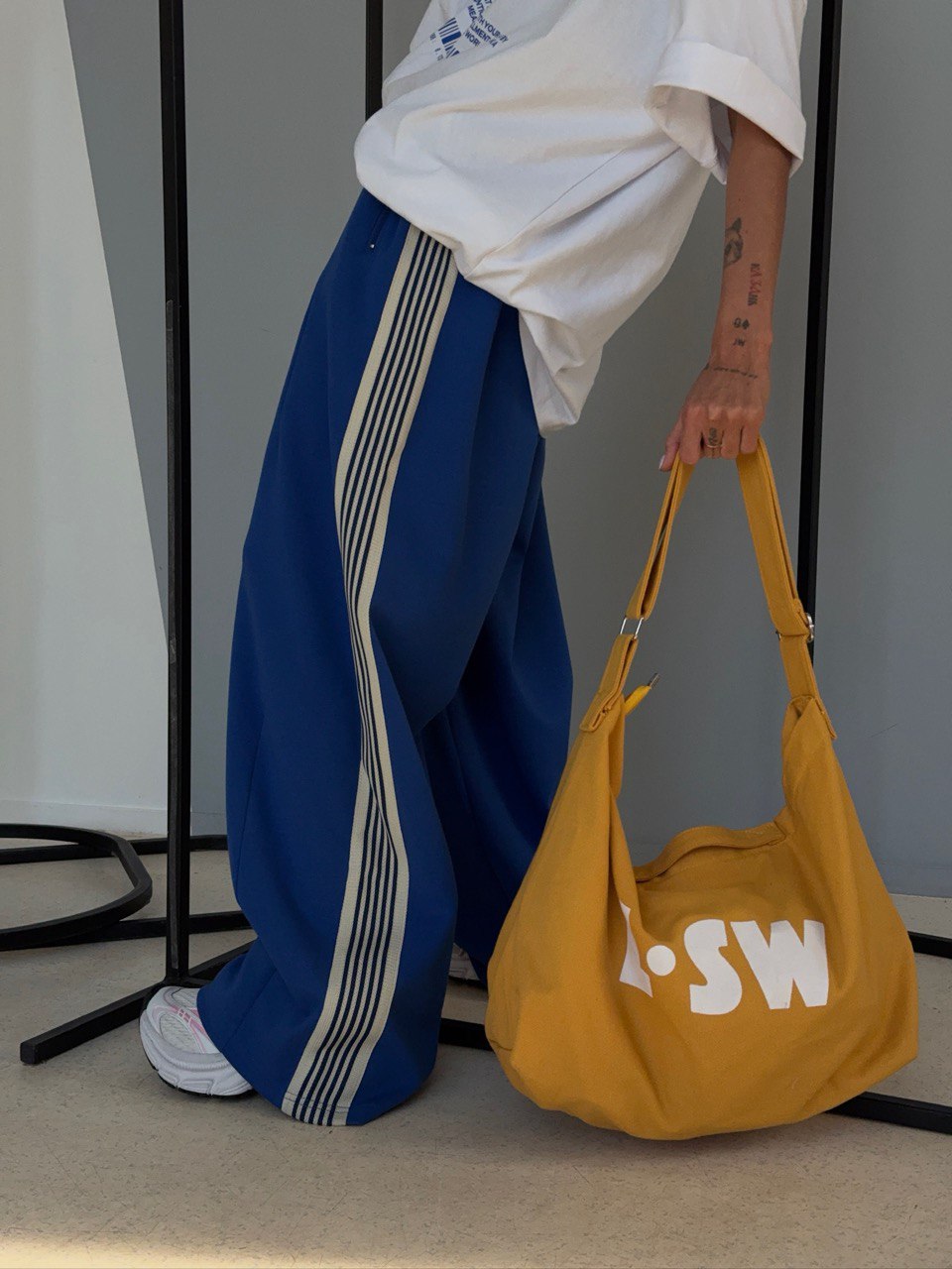 Трендовые широкие штаны с лампасами в шоуруме POPNSHOP