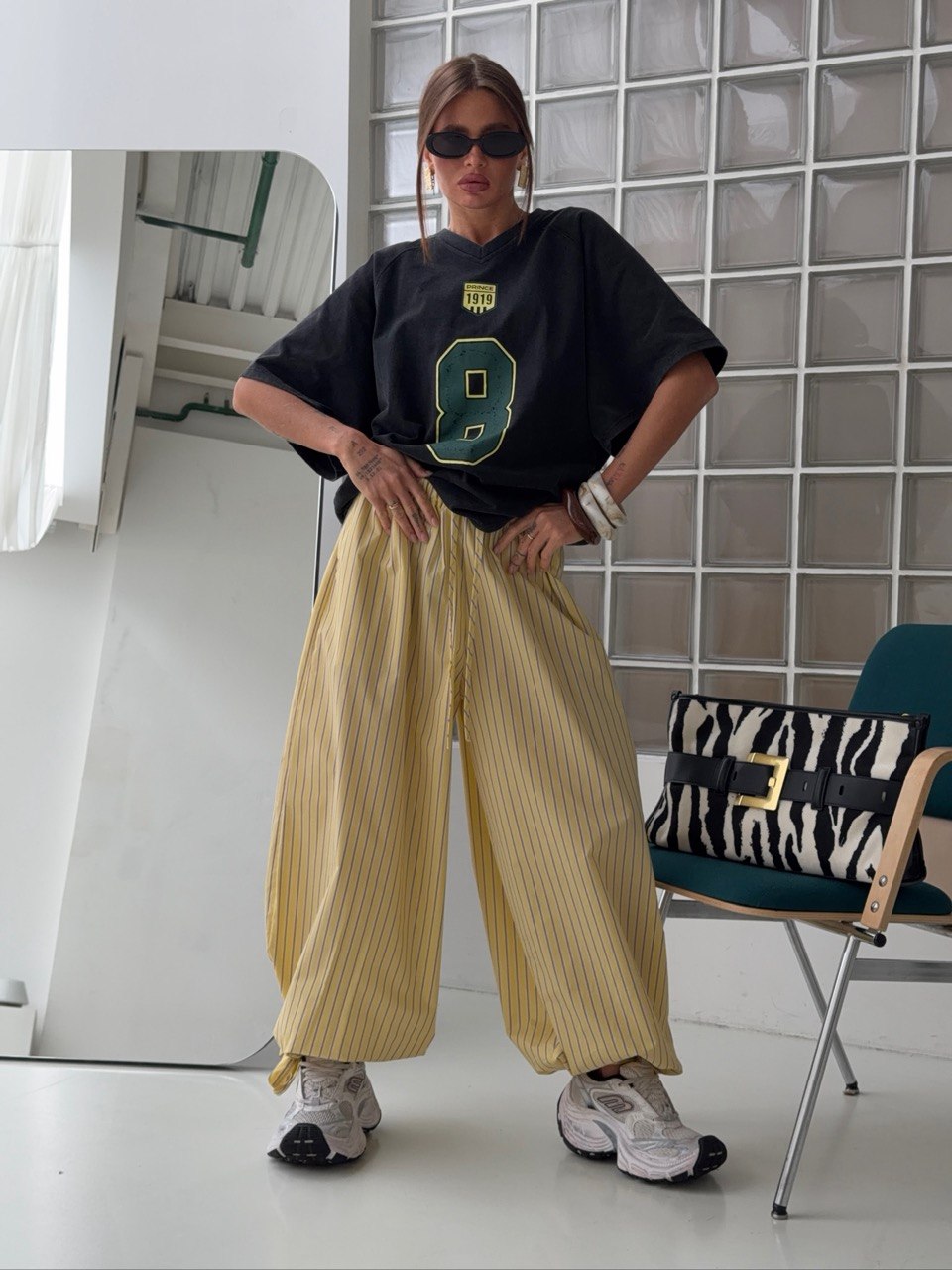 Трендовые широкие штаны в полоску в шоуруме POPNSHOP