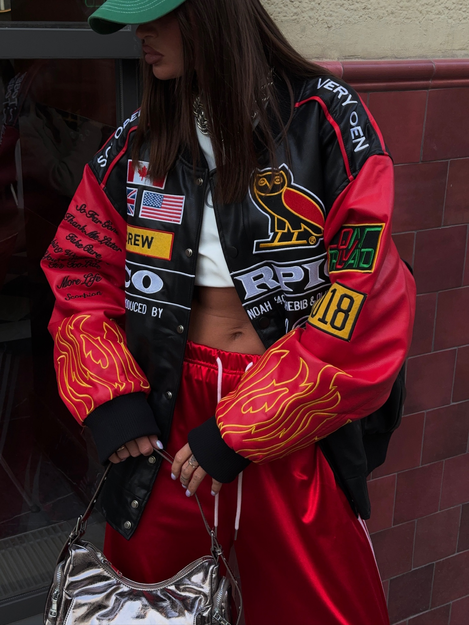 Косуха оверсайз с нашивками