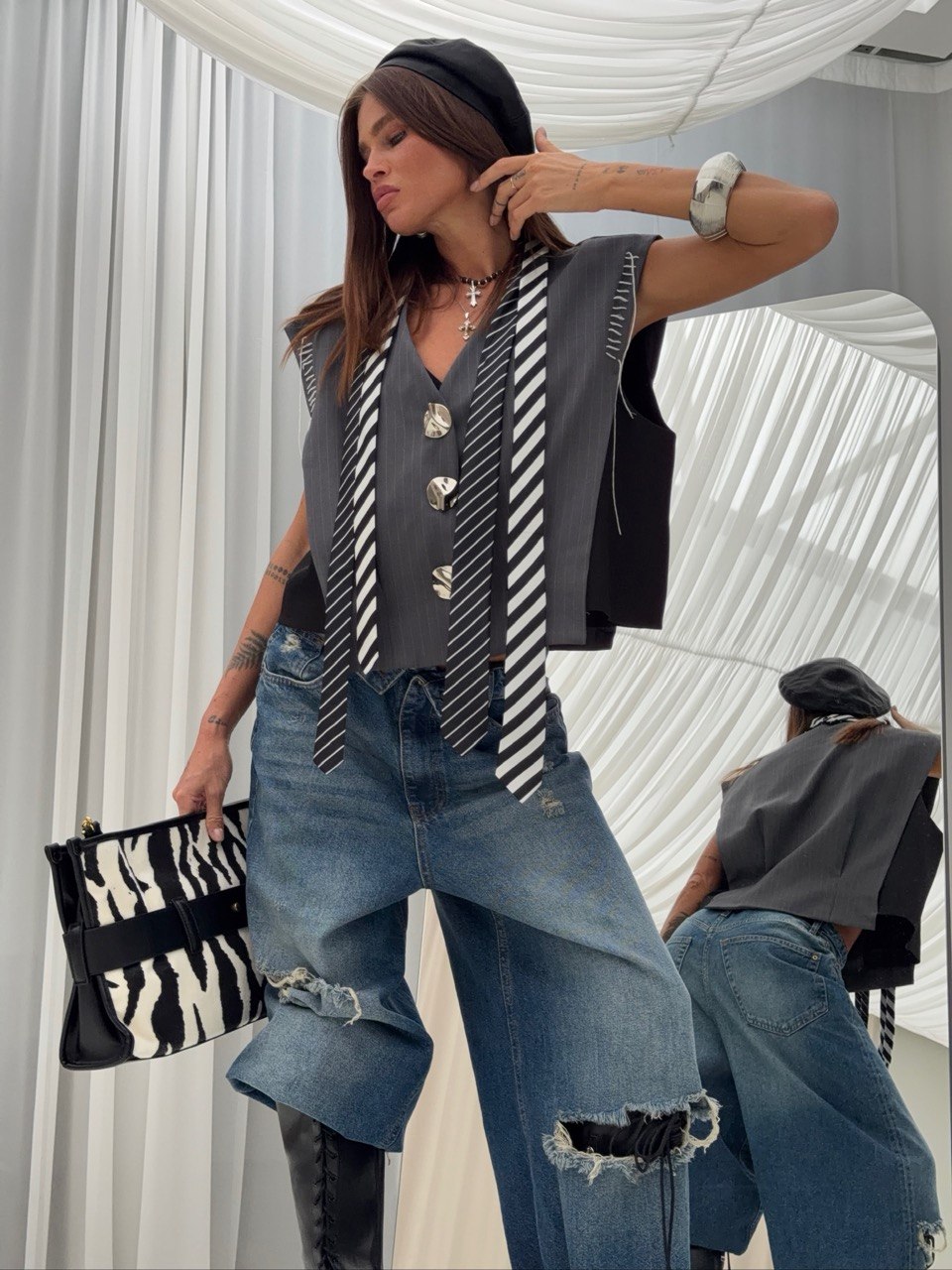 Жилетка со швами и галстуком