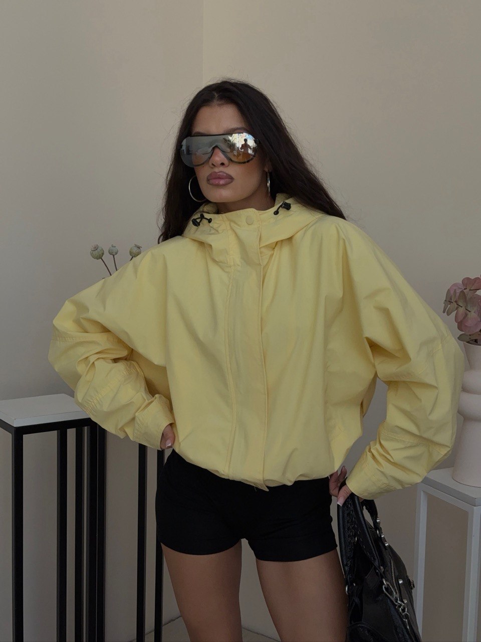 Ветровка с капюшоном