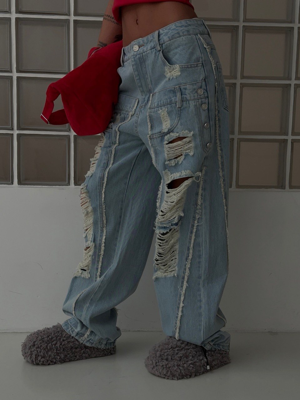 Джинсы рваные со строчками