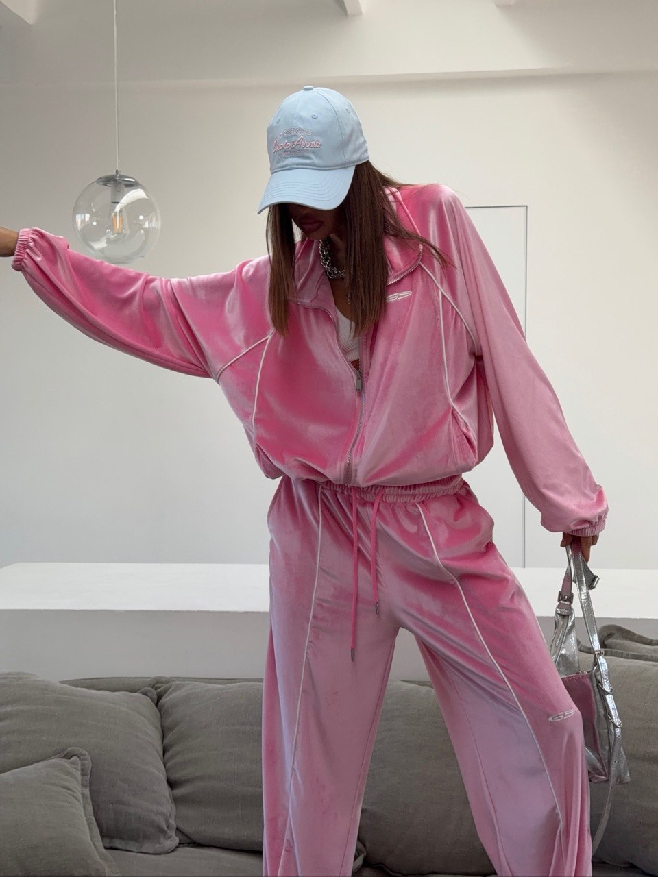 Оверсайз толстовка со строчкой с чем носить этой осенью/зимой 2023. Магазин POPNSHOP