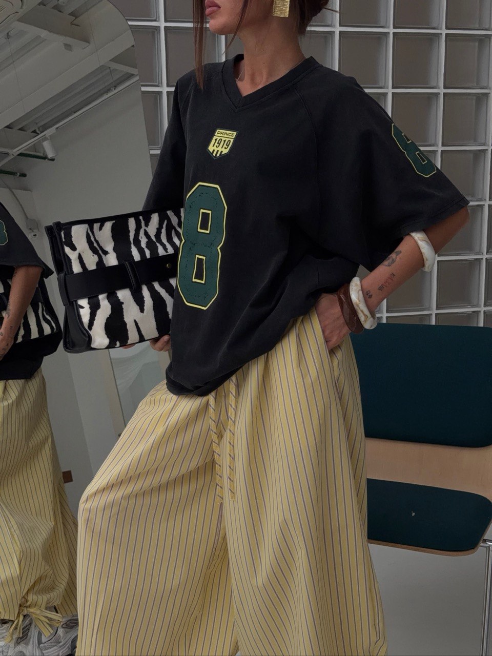 Футболка V-образным вырезом