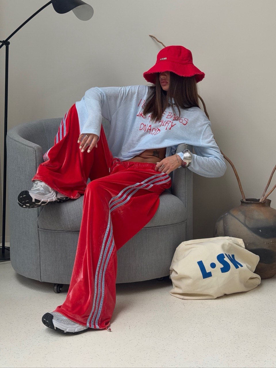 Трендовые широкие штаны велюровые с лампасами в шоуруме POPNSHOP