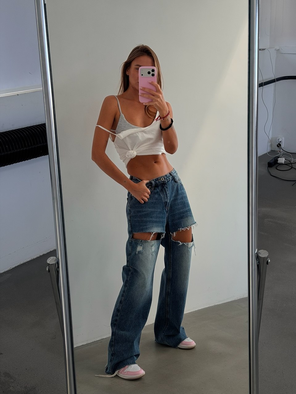 Джинсы с разрезами