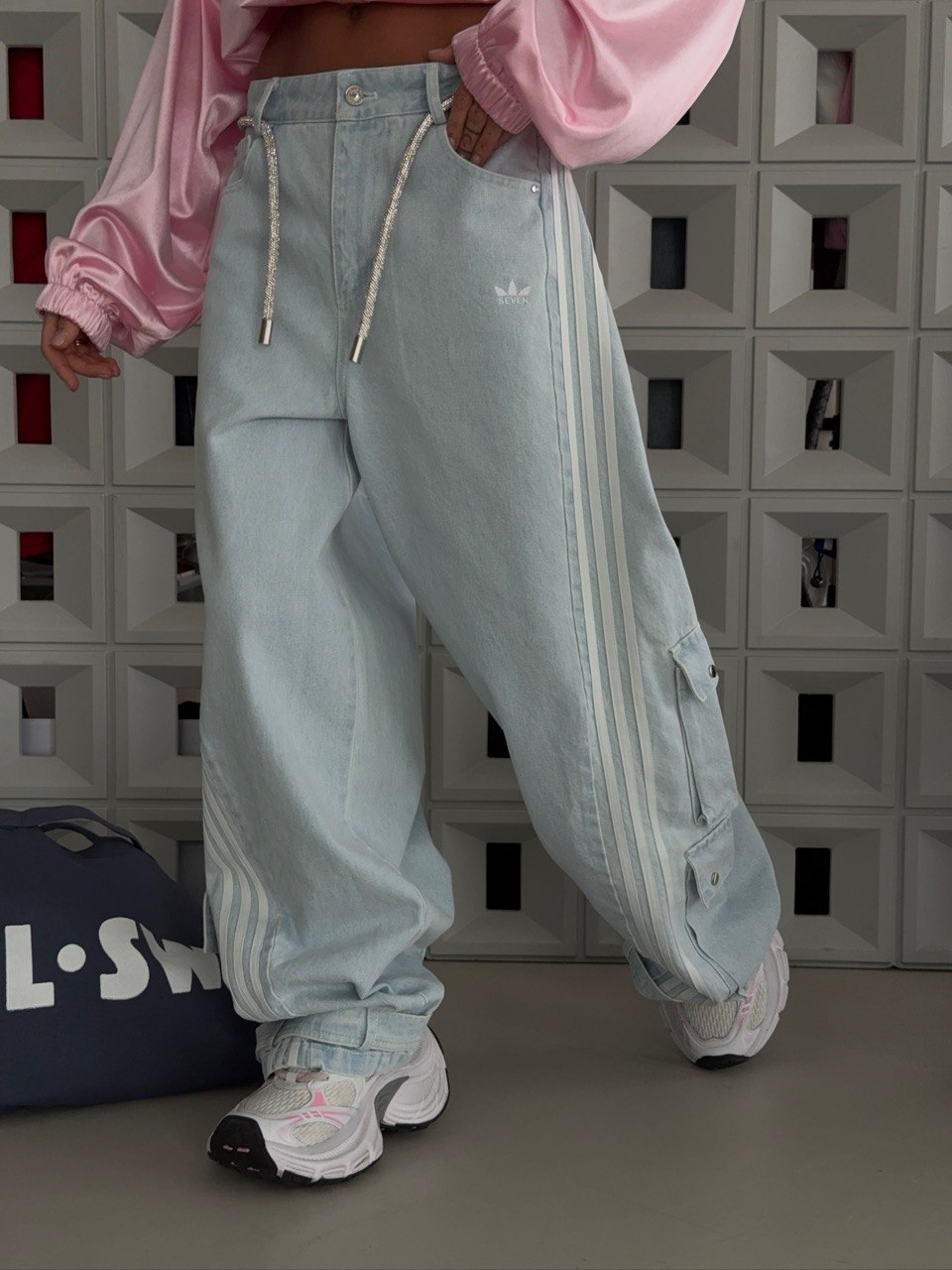 Джинсы с лампасами и поясом