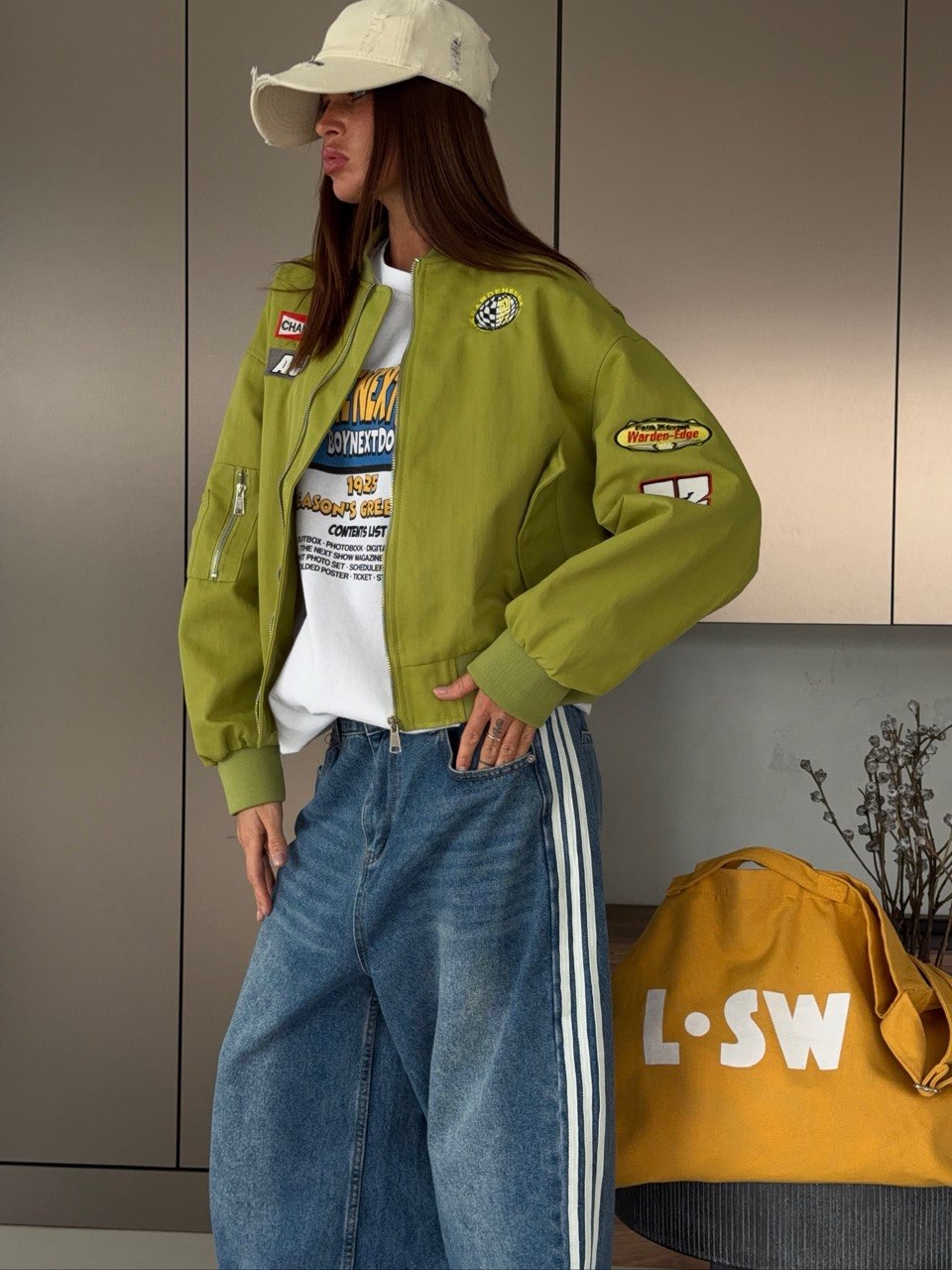 Бомбер с нашивками