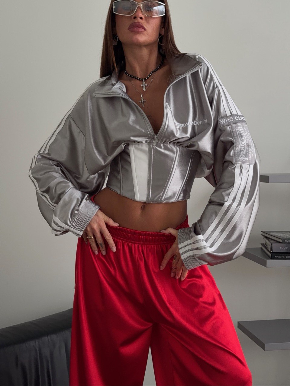 Ветровка с корсетной вставкой