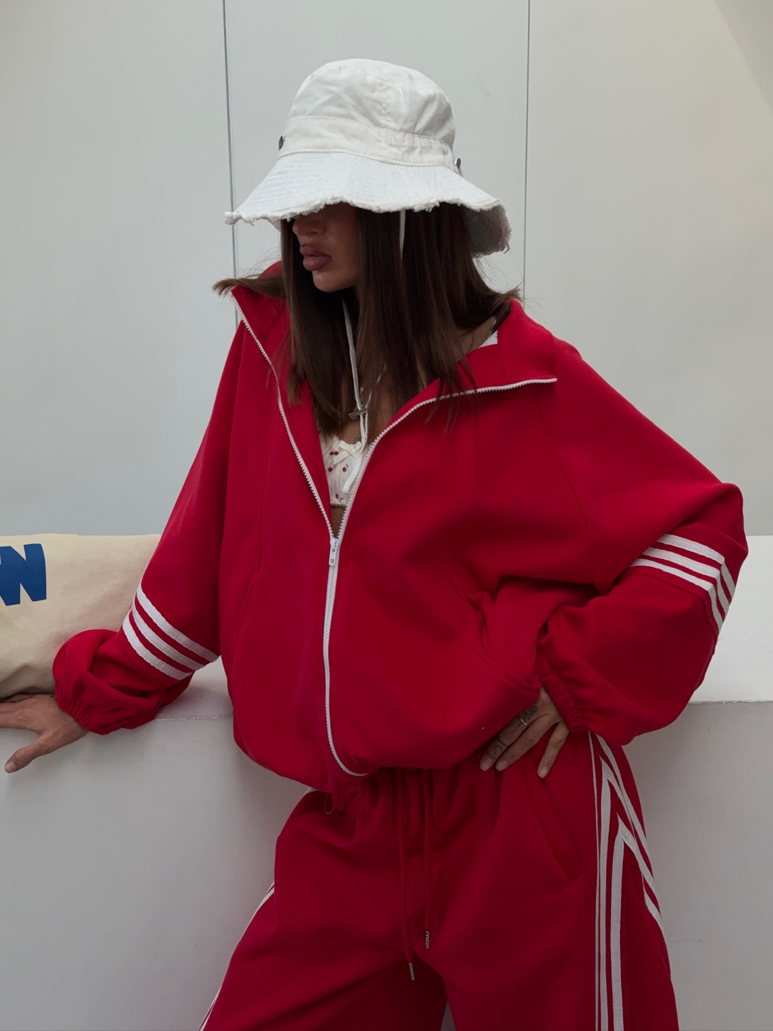 Оверсайз толстовка с лампасами с чем носить этой осенью/зимой 2023. Магазин POPNSHOP