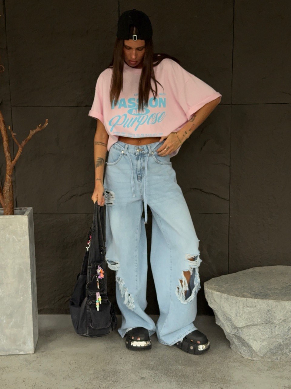 Джинсы рваные со шнурком