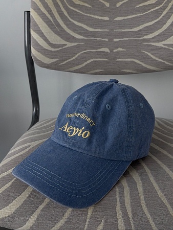 Каталог стильных женских кепка с надписью в шоуруме POPNSHOP