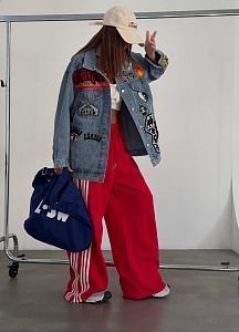 Джинсовая куртка с нашивками