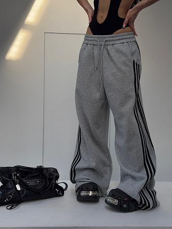 Трендовые широкие штаны с лампасами спортивные в шоуруме POPNSHOP