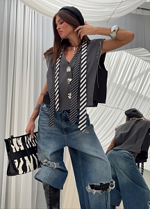 Жилетка со швами и галстуком