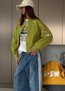 Бомбер с нашивками